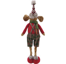 Dekorative Elchfigur mit Mütze, Schal, Hosenträgern und karierter Hose als Weihnachtsdekoration