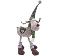 Dekorative Rentierfigur mit Mütze, Schal und Herzapplikation