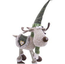 Dekorativer Elch mit Hut, Geweih und Schal als Weihnachtsdekoration