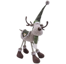 Dekorativer Plüsch-Rentier mit Mütze und Schal für die Weihnachtszeit