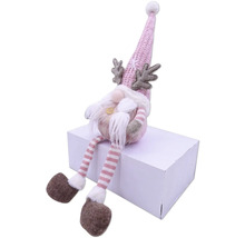 Dekorative Zwergfigur mit Mütze, Bart und Geweih auf einem Paket