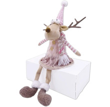 Dekorative Rentierfigur mit Mütze und Schal für die Weihnachtszeit