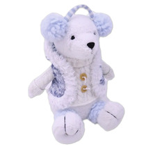 Teddybär mit Strickjacke und Ohrenschützern als Dekoration