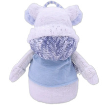 Rückansicht eines Teddybären mit Kapuze als Flaschenhülle