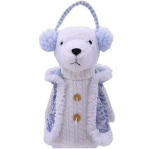 Teddybär als Dekoration mit Ohrenschützern und Strickjacke