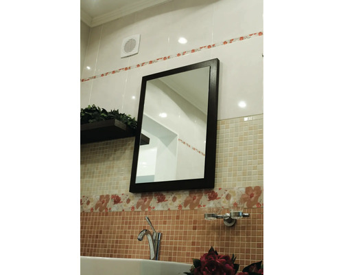 Badezimmer mit Spiegel, Waschtisch, Armatur und Ablage