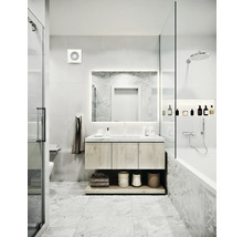 Modernes Badezimmer mit Waschtisch, Spiegel, Dusche und Badewanne