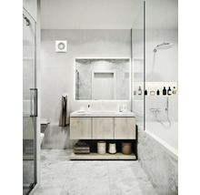 Modernes Badezimmer mit Waschtisch, Spiegel, Badewanne und Dusche
