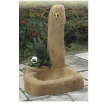 Gartenbrunnen aus Stein mit Wasserhahn und Pflanzen