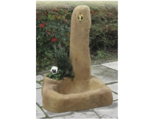 Gartenbrunnen aus Stein mit Wasserhahn und Pflanzen