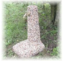 Gartenzapfstelle aus Kunststein mit Wasserhahn im Außenbereich