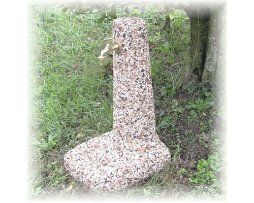 Gartenzapfstelle aus Kunststein mit Wasserhahn im Außenbereich