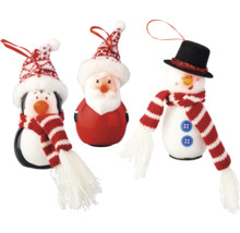 Drei Weihnachtsanhänger: Pinguin, Weihnachtsmann und Schneemann mit Mützen und Schals
