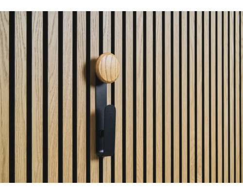 Wandpaneel mit Kleiderhaken aus Holz und Metall