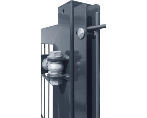 Detailansicht eines Zaunpfostens mit Befestigungselementen