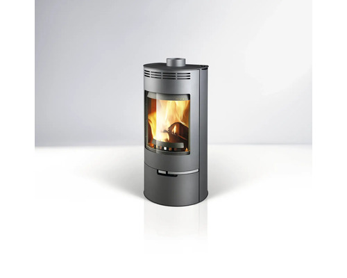 Kaminofen mit Feuerraum und Holzscheiten