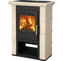 Kaminofen mit Keramikverkleidung und Holzfeuer
