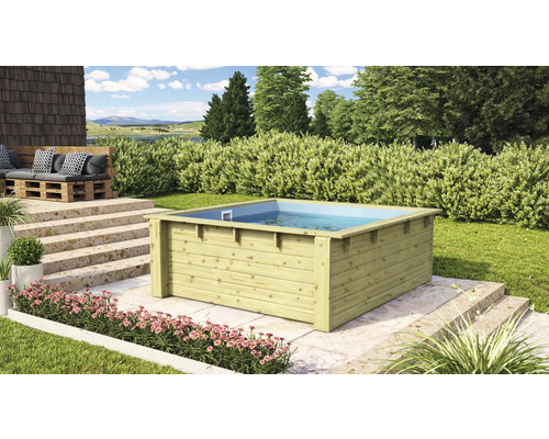 Holzpool im Garten mit Gartenmöbeln