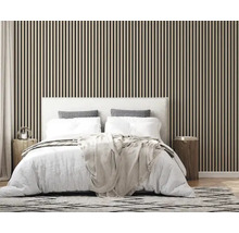 Schlafzimmer mit Holzwandpaneelen, Bett und Nachttischen