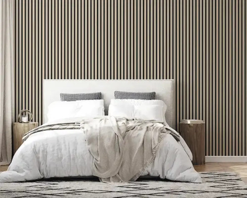 Schlafzimmer mit Holzwandpaneelen, Bett und Nachttischen