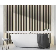 Badezimmer mit freistehender Badewanne, Holzpaneelen und Ablagefläche