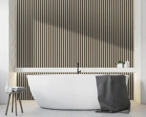 Badezimmer mit freistehender Badewanne, Holzpaneelen und Ablagefläche