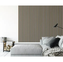 Wohnzimmer mit Holzpaneelwand und Couch