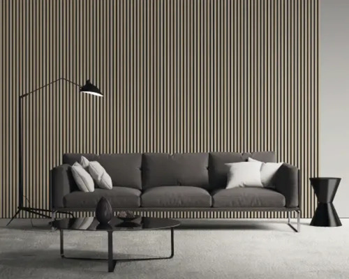 Wohnzimmer mit Holzpaneelwand, Sofa, Tisch und Stehlampe