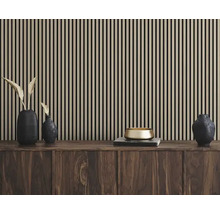 Dekorative Holzpaneele an der Wand mit Wohnaccessoires auf einer Holzkommode