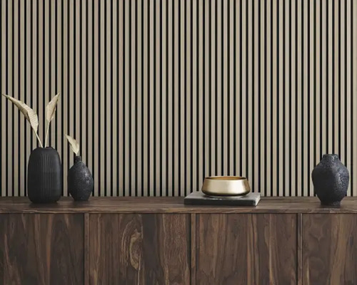 Dekorative Holzpaneele an der Wand mit Wohnaccessoires auf einer Holzkommode