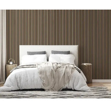 Schlafzimmer mit Holzwandpaneelen und Doppelbett