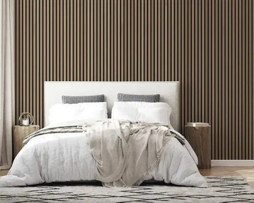 Schlafzimmer mit Holzwandpaneelen und Doppelbett