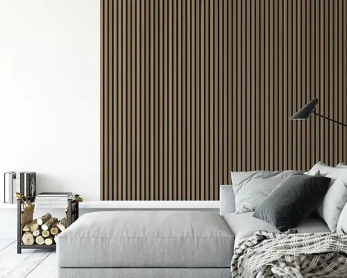 Wohnzimmer mit Akustikpaneelen an der Wand, Sofa und Dekoration