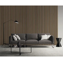 Wohnzimmer mit Lamellenwand, Sofa und Couchtisch