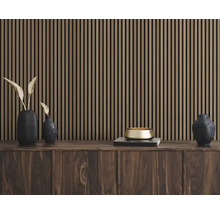 Raum mit Holzvertäfelung und dekorativen Elementen auf einem Holzschrank