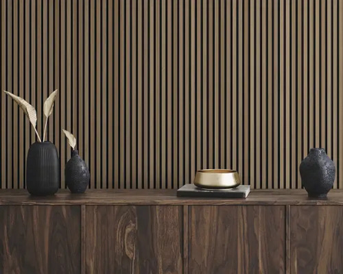 Raum mit Holzvertäfelung und dekorativen Elementen auf einem Holzschrank