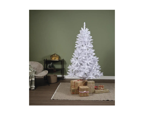 Weihnachtliche Wohnzimmerszene mit einem weißen Weihnachtsbaum und Geschenken