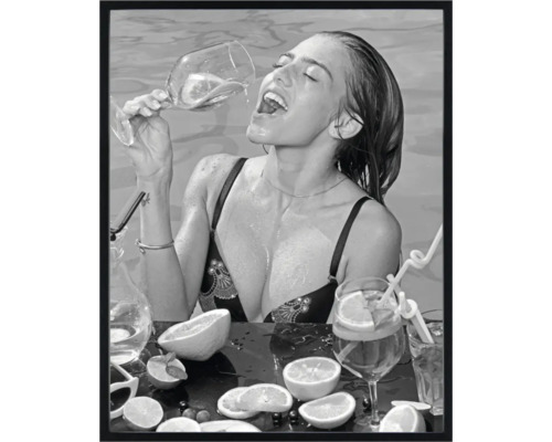 Gerahmtes Bild einer Frau, die in einem Pool ein Getränk genießt