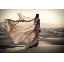 Frau in fließendem Kleid in Wüste