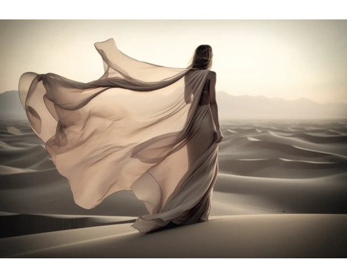 Frau in fließendem Kleid in Wüste