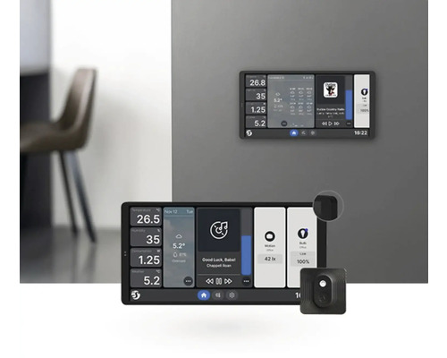 Zwei Smart Home Steuerzentralen und ein Sensor in einem modernen Wohnraum.