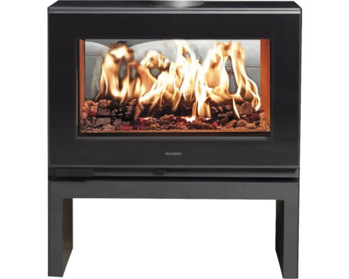 Kaminofen mit brennendem Feuer