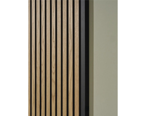 Sonava Profile Abschlussleiste schwarz foliert 2600 x 80 x 22 mm Nahaufnahme einer Holzpaneelwand mit Lattenstruktur und Schallschutz