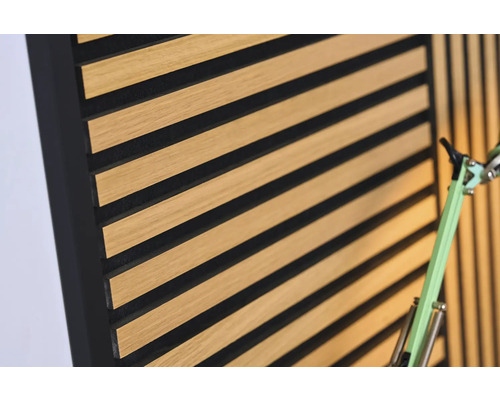 Akustikpaneel mit Holzrippen und schwarzem Filz