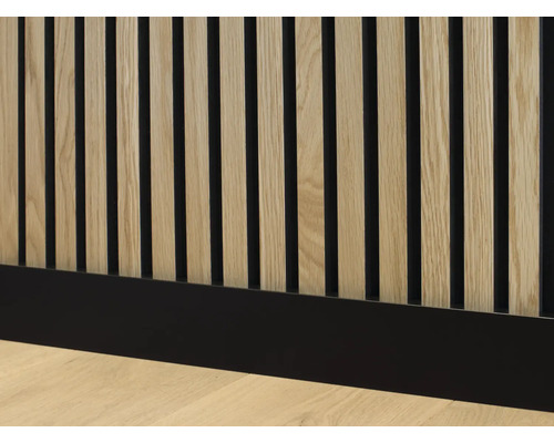 Sonava Profile Fußleiste schwarz foliert 2400 x 25 x 22 mm Holzpaneelwand mit schmalen Lamellen und einem Sockel