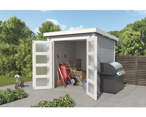 Szene mit einem Gartenhaus, Grill und Gartengeräten wie Schubkarre und Rechen.