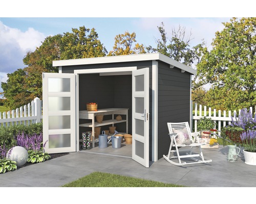 Gartenhaus mit geöffneten Doppeltüren, Werkbank und Gartengeräten