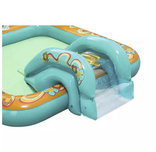 Aufblasbarer Kinderpool mit Rutsche für den Garten.