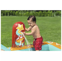 Kind spielt mit einem aufblasbaren Wasserspielzeug im Garten