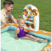 Aufblasbares Kinderplanschbecken mit Rollschuhdesign und Kind im Wasser